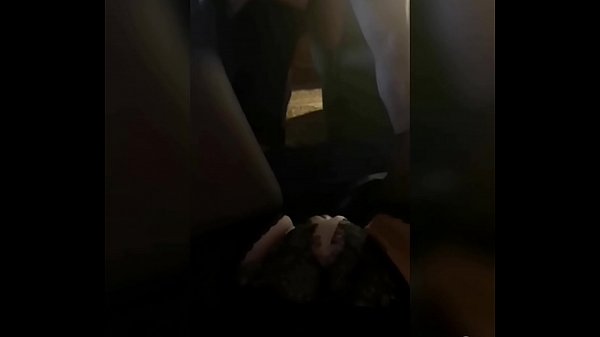 ગરમ MJM. પતિ તેની પત્નીની સામે ગર્લફ્રેન્ડને ચુદાઈ જાય છે. પત્નીની ચુત ભીની થઈ જાય છે, તેની ગંદી કલ્પનાઓ માત્ર મનને ડૂબાડી દે છે