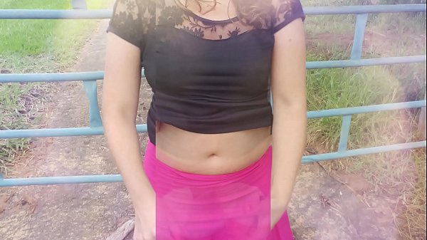 ખેતરમાં રમતી, એક વાસ્તવિક ઘરની પત્ની, કૂતરી કૂતરી અને જંગલમાં તેનો કોલ્ડિંગ પતિ