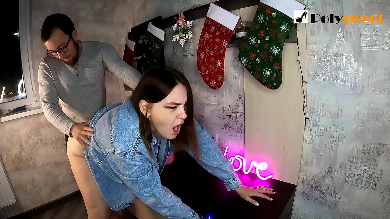 વ્યક્તિ તેના મોં અને ડિક સાથે ગર્દભ માં પોનીટેલ સાથે એક સુંદર છોકરી fucking આનંદ