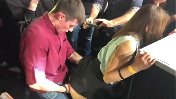 રશિયન નાઇટક્લબમાં વાસ્તવિક સેક્સ. ગુદા અને યોનિમાર્ગમાં 18 વર્ષની રશિયન છોકરીએ નાઈટક્લબમાં ચોદાઈ